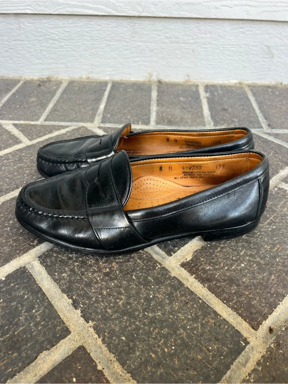 Men’s 8 G.H. Bass & Co. Black Leather Loafers